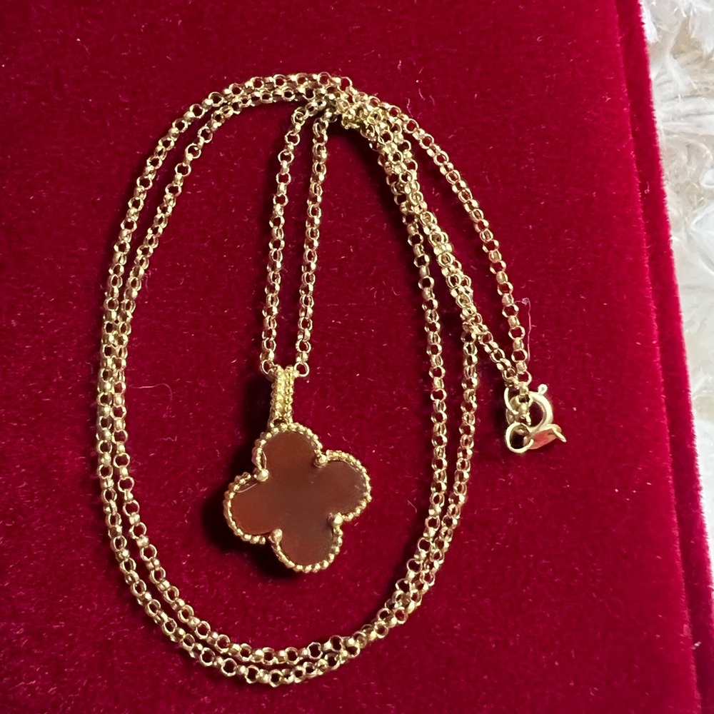 Solid Real 18k Yellow clover pendent carnelian stone 12mm size
